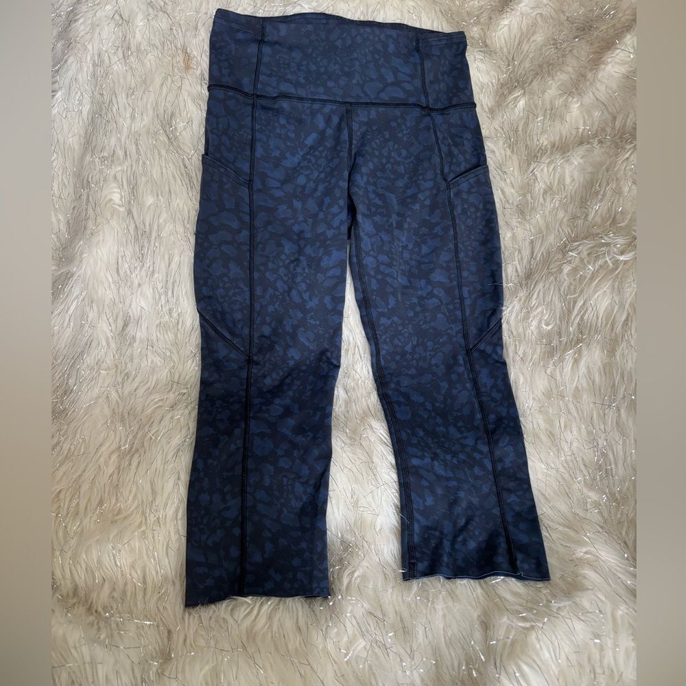 Lululemon Athletic High Rise‎ Navy and Black Patterned Con Crop Leggings Size 6